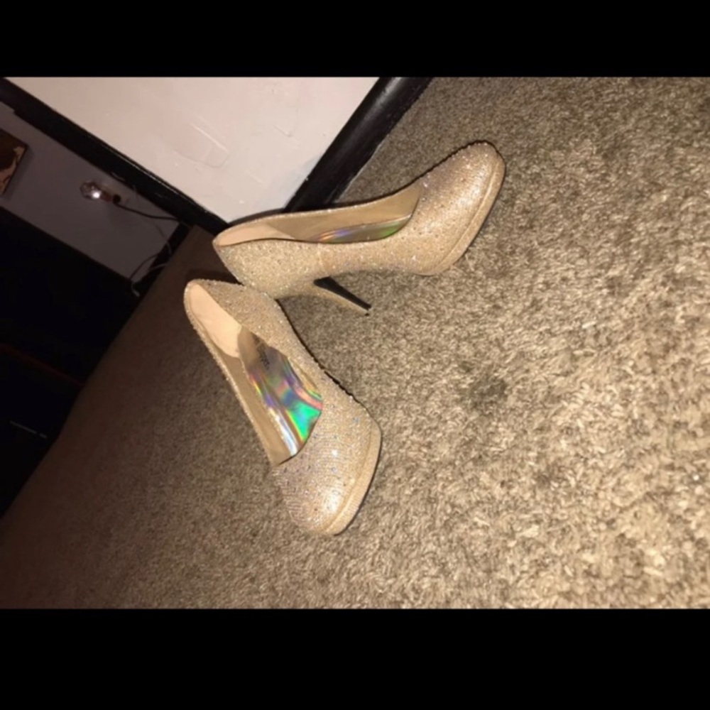 Glittery gold pumps
